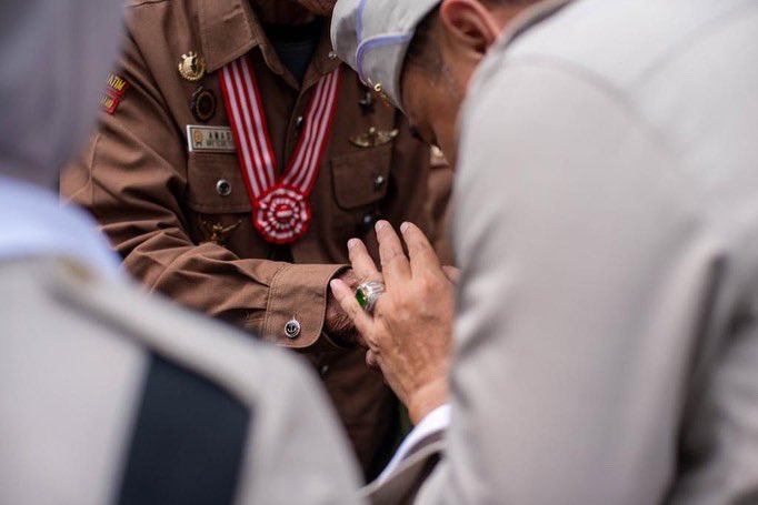BanggaSurabaya's tweet photo. Sebelum melanjutkan perjalanan, Pak Eri dan rombongan menyempatkan diri untuk menyapa Pasukan Veteran yang telah berjuang demi mempertahankan kemerdekaan Indonesia

Siapa nih yang tadi nonton langsung disini?

#ParadeJuang22 #MerdekaAtauMati https://t.co/1fYCcIAAbw