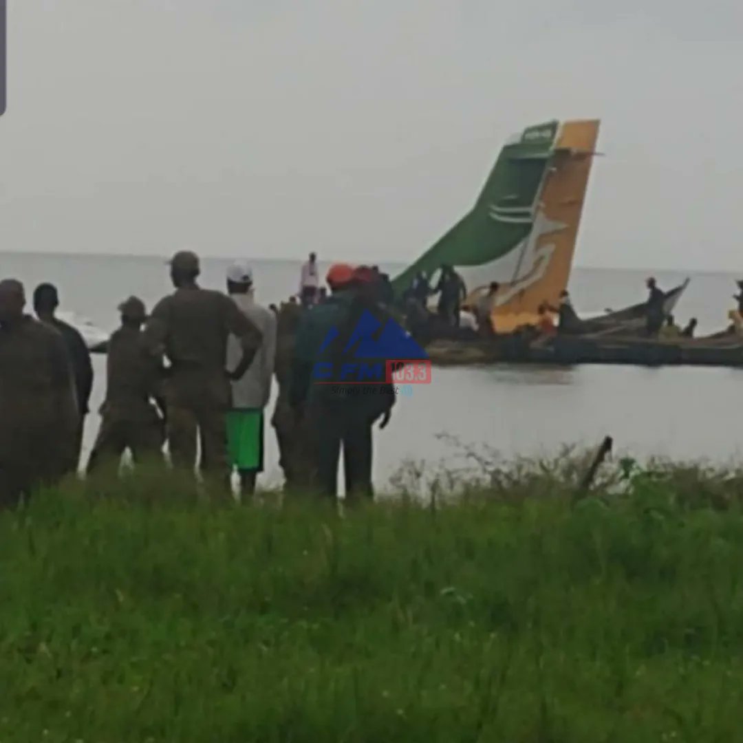 Cfmtanzania's tweet photo. #CFMUPDATE:Kamanda wa Polisi mkoani Kagera William Mwampaghale amethibitisha kutokea kwa ajali ya Ndege ya Kampuni la Ndege la Precision Air amesema juhudi za uokoaji zinaendelea kufanywa na Jeshi la Zimamoto na Uokoaji, Jeshi la wananchi JWTZ pamoja na wavuvi. https://t.co/ehMSu28gfO