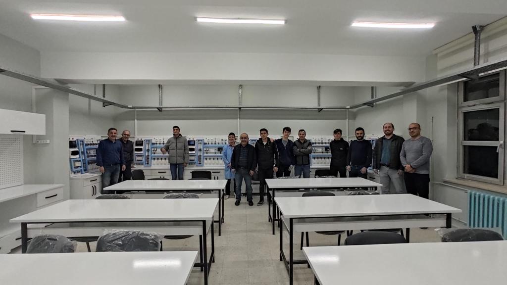 tokatmem's tweet photo. Tokat Mesleki ve Teknik Anadolu Lisesi tarafından üretilen ve Tasarım tescilli "Akıllı Ev Sistemleri Laboratuvarı" Osmancık Mesleki Teknik Anadolu Lisesi'ne kuruldu.

Emeği geçenlere teşekkür ederiz.

@tcmeb @ahmetozdemirmem https://t.co/BS3epiEttj