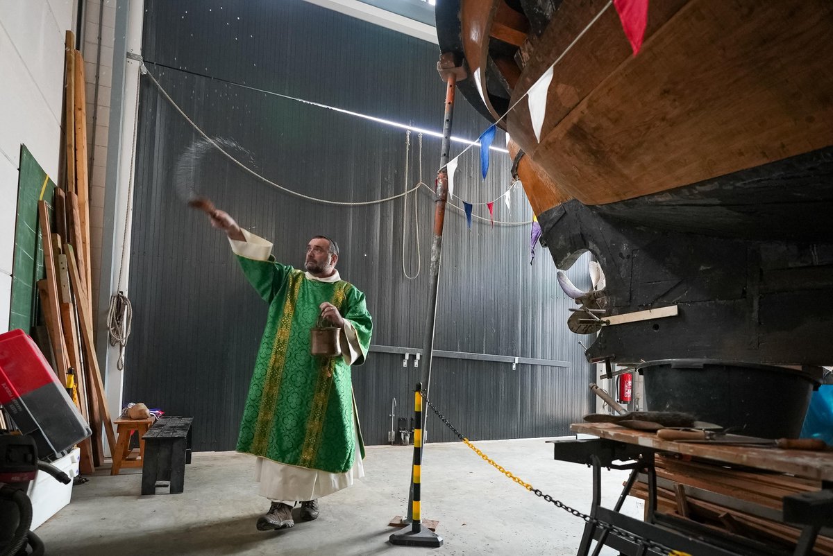 nhdagblad's tweet photo. Nieuwe botterwerf Volendam biedt plek aan twaalf werkers met licht verstandelijke beperking, Klusser Richard: ’Ik hoop dat ik ooit mag uitvliegen naar de reguliere arbeidsmarkt’ https://t.co/Sk9WZuKbhl https://t.co/WMeKej1DgD
