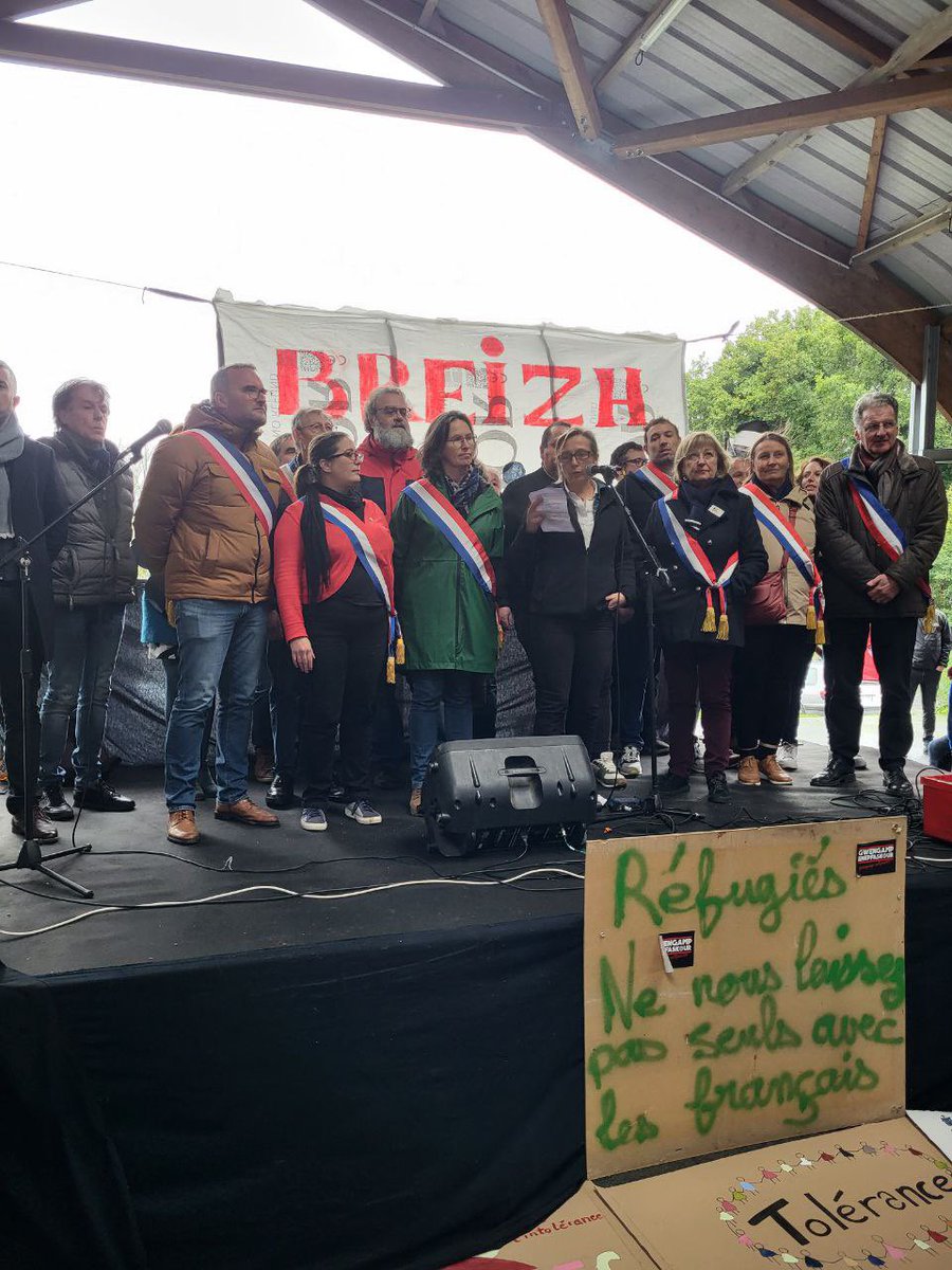 jerome_riviere's tweet photo. Des députés NUPES posent fièrement devant une pancarte qui insulte les Français. 

Mais vous n’avez pas honte ? https://t.co/zKuzndGlWP
