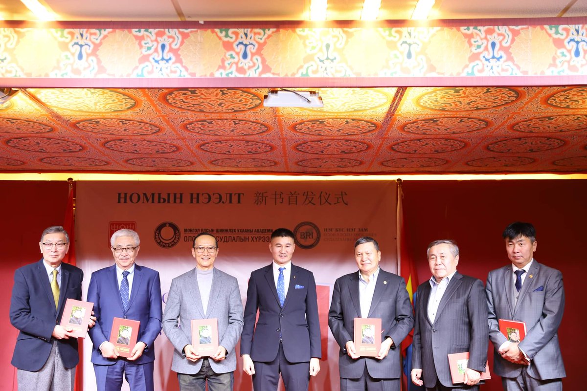 БНХАУ-ын төр нийгмийн нэрт зүтгэлтэн Дэн Сяопиний тухай намтарчилсан бүтээлээ уншигч олондоо өргөн барьсан сайхан өдөр байлаа. Дипломатчид,  хятад судлаачид цугласан сайхан арга хэмжээ болов. Хятадын төрийн удирдагч цувралын 3 дахь маань энэ. 
Ном дор мөргөмүй
Багш дор мөргөмүй