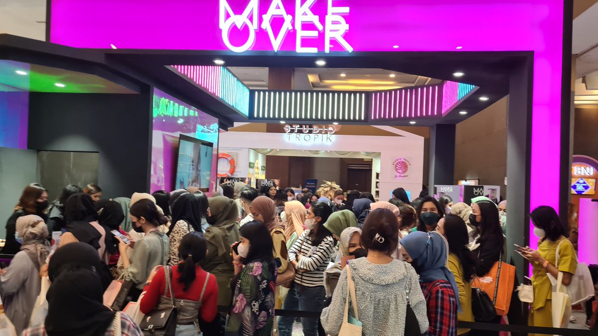 makeoverid's tweet photo. Are you in this crowd gorgeous? Flash sale siang sudah selasai, nanti malam akan ada lagi jam 7 malam di Medan x Beauty! 🤩 #MakeOverAtMXB #medanxbeauty2022 #medanxbeauty #mxb https://t.co/sbnzb88wnO