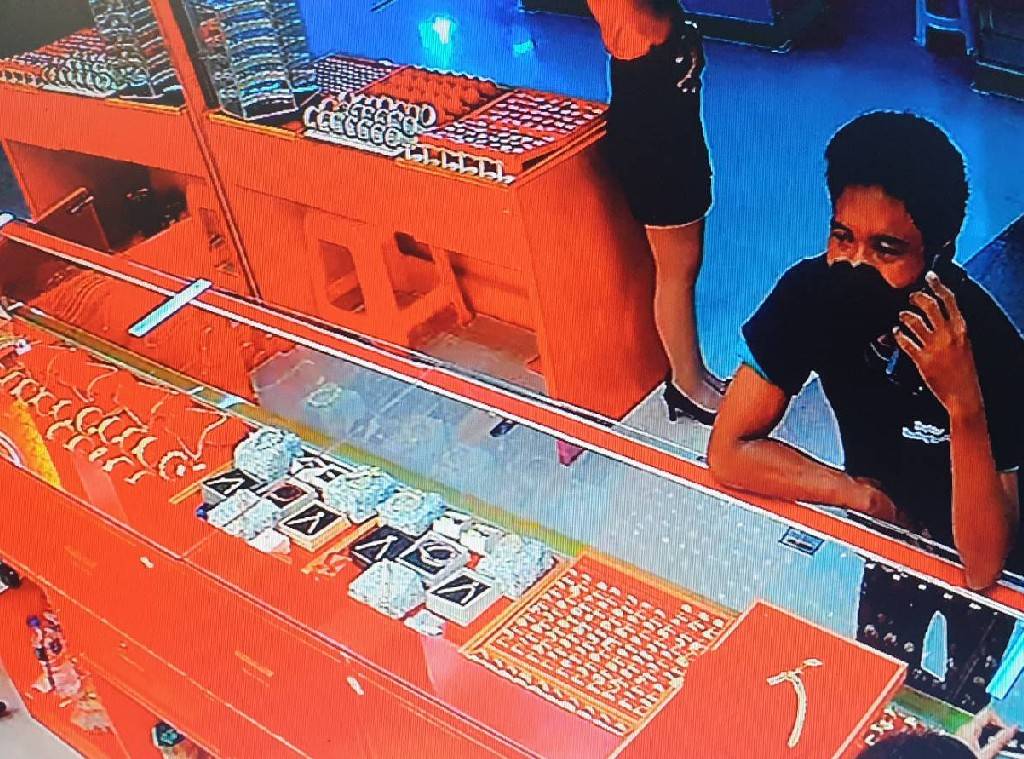 pleunpit_Ch9's tweet image. ตรัง​ ภาพคนร้ายที่พยายามเข้าก่อเหตุชิงทองในร้านทองห้างบิ๊กซีสาขาจังหวัดตรังเจ้าหน้าที่กำลังไล่ล่าตัว​ @TNAMCOT