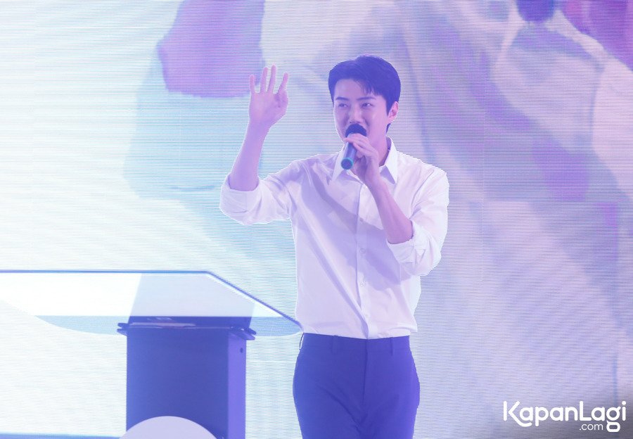 KapanlagiKorea's tweet photo. Biarpun ketemu cuma sebentar, visualnya Sehun sudah bikin hati bergetar
#Sehun #SehunxWhitelab #ScientistGanteng @weareoneEXO https://t.co/7qI2wZwVhL