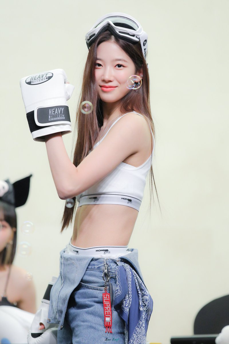 Last_leaf_0809's tweet photo. 221023 팬싸인회 HQ

#카즈하 #KAZUHA 
#르세라핌 #LE_SSERAFIM https://t.co/9XwnVujyou