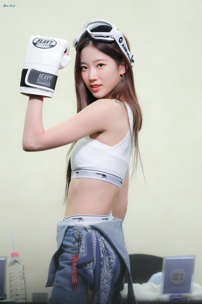 Last_leaf_0809's tweet photo. 221023 팬싸인회 HQ

#카즈하 #KAZUHA 
#르세라핌 #LE_SSERAFIM https://t.co/9XwnVujyou