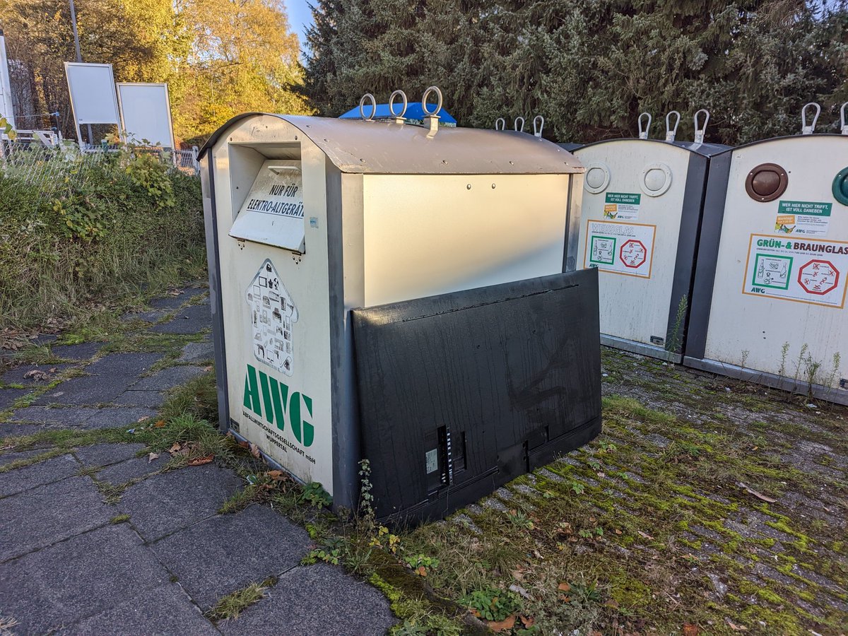 Etwas zu groß für die Luke.
#recycling #awg