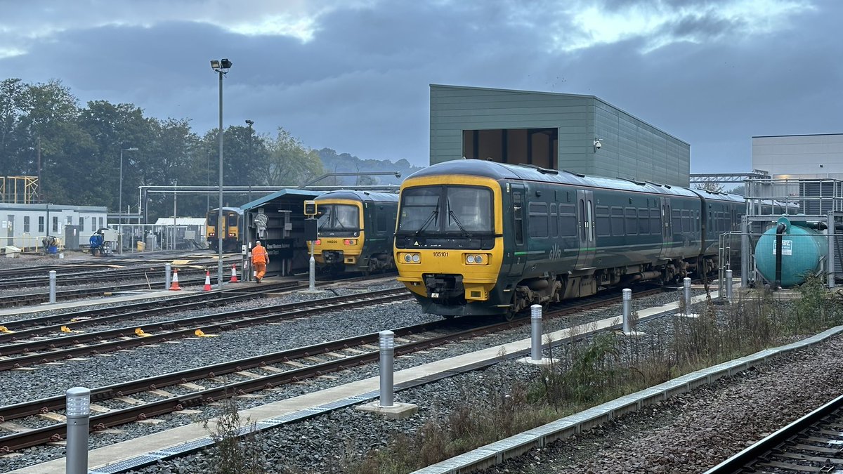 BenBroomfield_'s tweet image. Happy #Weekend! 👋

It’s that time of the week again, with the added challenge of a reduction in service, sadly!

Anyway, here’s #class165 165101 alongside 166220 &amp;amp; 150234 at EX this morning. 🚂

#DispatchersOfTwitter #rail #railway #train #trains #ukrail #depot