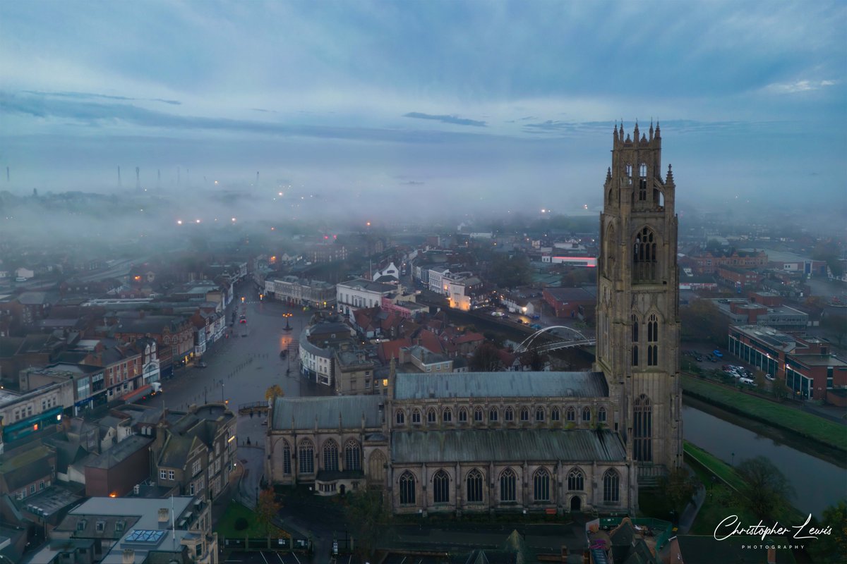 7am on a beautiful misty Sunday morning in Boston @Bostontowncouk @Bostonboro @BostonTownscape @Visit_Lincs @LincsSkies @LincsOutAbout @LydiaSRusling @michellesacks2 #LincsConnect #bostontown #bostonstump #stbotolphschurch #aerialphotography #winter #mist #riverwitham