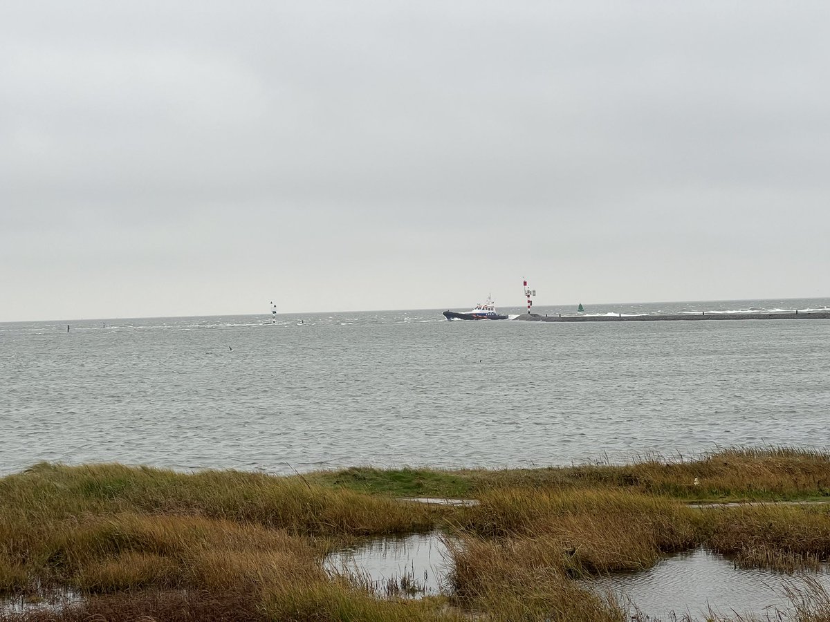 Het strand van #Terschelling wordt afgesloten. De zoekactie is weer volop gaande.