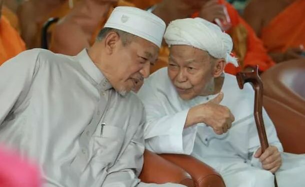 hafezmedecin's tweet photo. @75nadsor @HakimiMarzukhi @lady_bugg11 itu semasa Anwar dan DAP belum tunjuk belang. 😔
Orang yg rapat dan Ustaz @nikabduh lebih mengenali ayahnya. Orang lain puak PH sekadar nak tunggang nama TOK GURU #NikAziz #TGNA jer. https://t.co/UdymQquuML