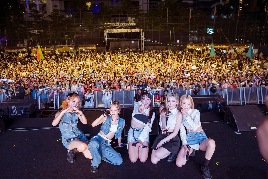 -idol secret number di joyland festival semalem pecah bangett!! Tittle track sn emang semuanya genre party yg bikin orang jingkrak2 + suara fanchantnya gaada obat kaya supporter bola🤣.. drop fancam perform sn semalem yg bikin jingkrak2 + fanchantnya dong guys