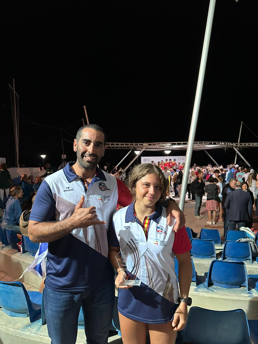 MSC__Oficial's tweet photo. Y así lució anoche la bandera de #Melilla en Chipre, de la mano de la campeona del Mundo de Techno 293, Azul Sánchez. 

Ha liderado el Campeonato desde el primer día y de forma holgada, se trae este Campeonato del Mundo 👏👏👏

#OrgulloMSC https://t.co/cWS1UKYj1P