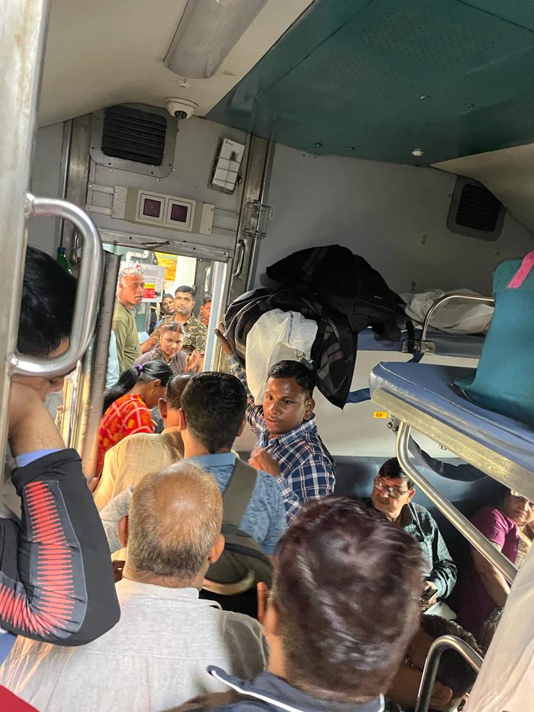 Trader_P_'s tweet photo. Madam / Sir
@raosahebdanve
@DarshanaJardosh
@AshwiniVaishnaw
@cproirctc
@RailMinIndia
We are traveling onboard Purusottam Express from New Delhi to Bhubaneswar Coach B1 Berth 59. Individuals claiming they are railway personnel onboarded the train from Din Dayal station. https://t.co/4zeV6CgpUU