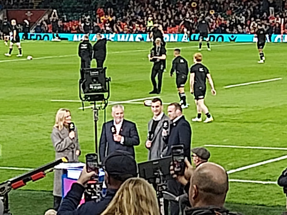 Diolch yn fawr iawn @principalitysta @PrincipalityBS ! Brilliant seats for the game #WALvNZL @autumnnations so thankful! 🏉🏴󠁧󠁢󠁷󠁬󠁳󠁿🇳🇿👌