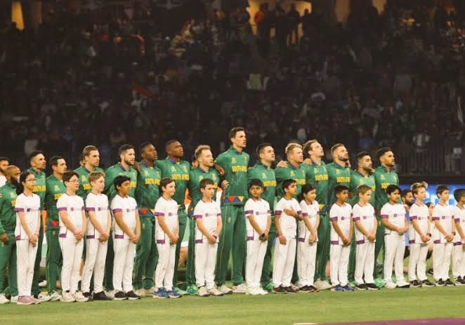 VarakRavindra's tweet photo. South Africa - The Rain - The misery continues in ICC events.

Another sad day 💔 for SA in ICC events but we believe on you &amp; your efforts and one day you will be rise again with final victory 🤝

#LoveFromIndia 🇮🇳 #SouthAfrica 🇿🇦 https://t.co/hlCmyvDQts