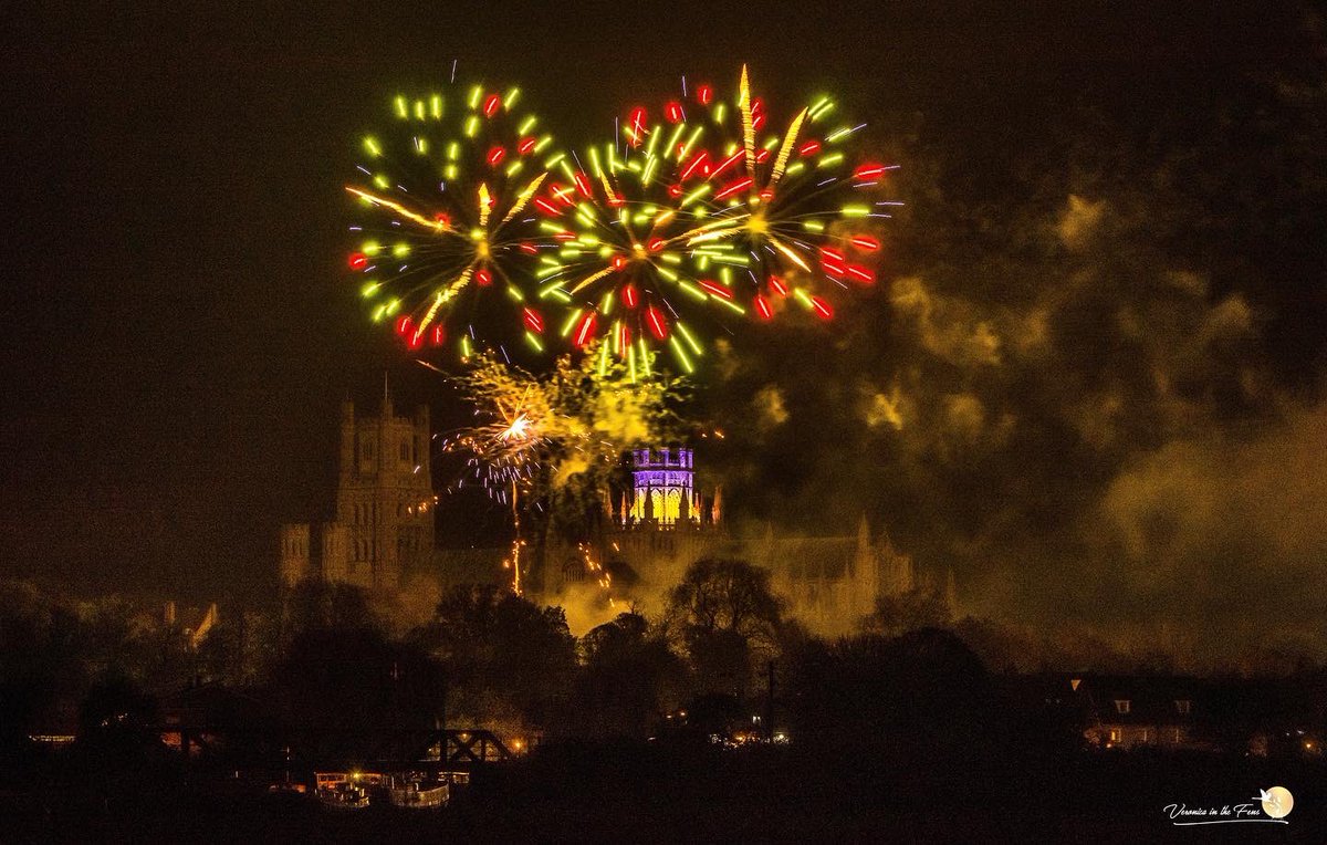 The Fireworks lighting up the sky & Ely Cathedral on Bonfires Night in Ely, Cambridgeshire. 💥
Saturday the 5th of November 🔥
Taken from Queen Adelaide Way.
#firework #guyfawkes #guyfawkesnight #bonfirenight @Ely_Cathedral @SpottedInEly