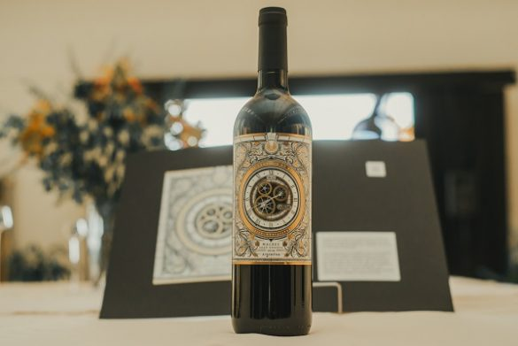 El Concurso Nacional de Diseño de Etiquetas de Vino, organizado por la <a href="/BolsaMendoza/">Bolsa de Comercio de Mendoza</a>, ya tiene sus ganadores. El 1er. puesto, con $1.000.000, fue para la etiqueta «Tiempo es Oro» de Facundo Valenzuela:enolife.com.ar/es/tiempo-es-o…

<a href="/luissteindl1/">Luis Steindl</a> <a href="/witzigromix/">Romina Iacobucci</a> <a href="/cquini/">Claudia Inés Quini</a>