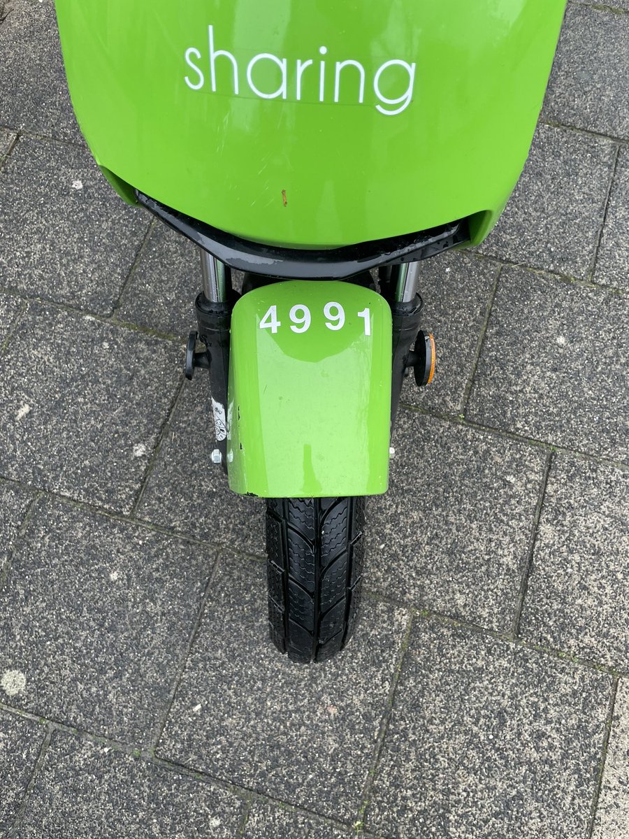 Lekker man een deel scooter. Maar zet hem dan ook op een beetje normale plaats. Pontificaal voor je tuin en midden op de stoep. Over buurmeisje in rolstoel kan nu niet over de stoep rijden/spelen. <a href="/BARENDRECHTzh/">gemeente Barendrecht</a> <a href="/gosharingoff/">GO Sharing</a> fijn dat deel mobiliteit stopt. <a href="/EVBdrecht/">EchtVoorBarendrecht</a>