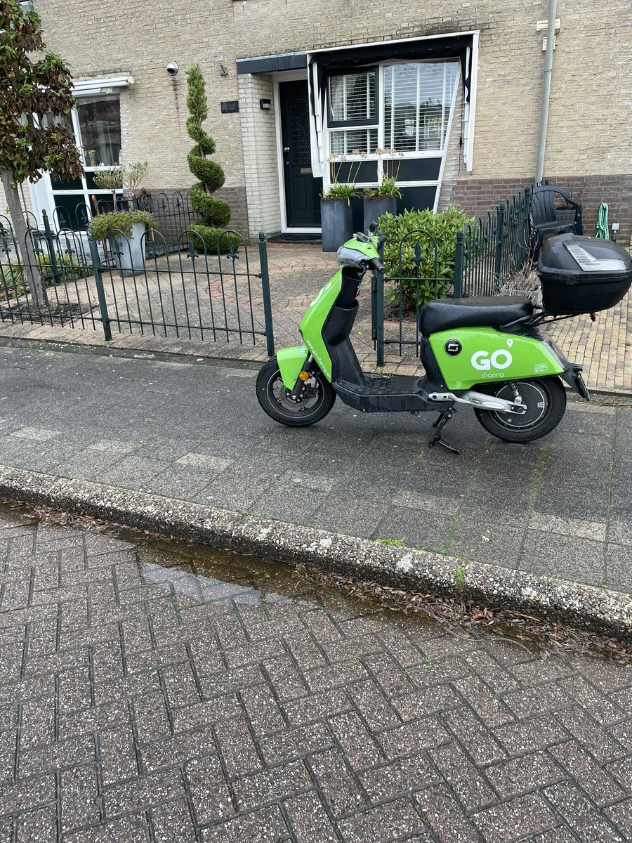 Bothjes's tweet photo. Lekker man een deel scooter. Maar zet hem dan ook op een beetje normale plaats. Pontificaal voor je tuin en midden op de stoep. Over buurmeisje in rolstoel kan nu niet over de stoep rijden/spelen. @BARENDRECHTzh @gosharingoff fijn dat deel mobiliteit stopt. @EVBdrecht https://t.co/xS6G3FZGfh