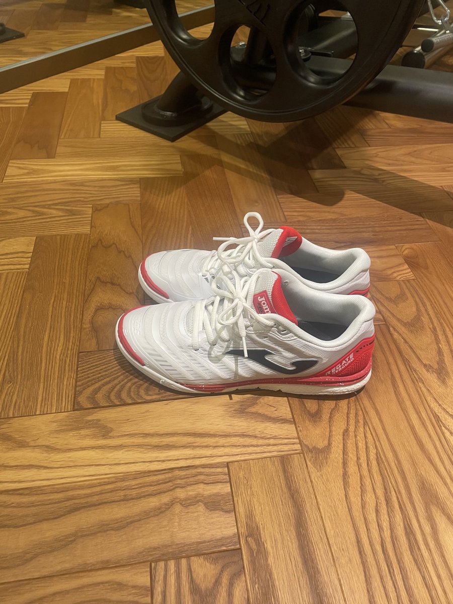 IkedaYousuke's tweet photo. このシューズ筋トレに丁度いい
フットサルシューズとランニングシューズ合わせた感じが長時間履いてても疲れない https://t.co/0C92uslVIX