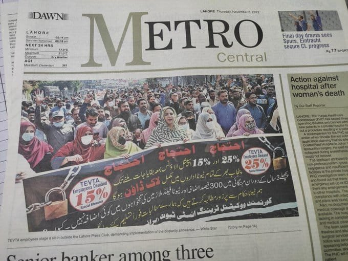 UsmanAl57794874's tweet photo. @24NewsHD پنجاب اسمبلی پاکستان۔ حکمرانوں کی بے حسی کا منہ بولتا ثبوت اور روڈ پر اپنے جائز حق کے لئے قوم کے معماروں کی بےبسی کا عالم۔ https://t.co/egwpLFRmwt