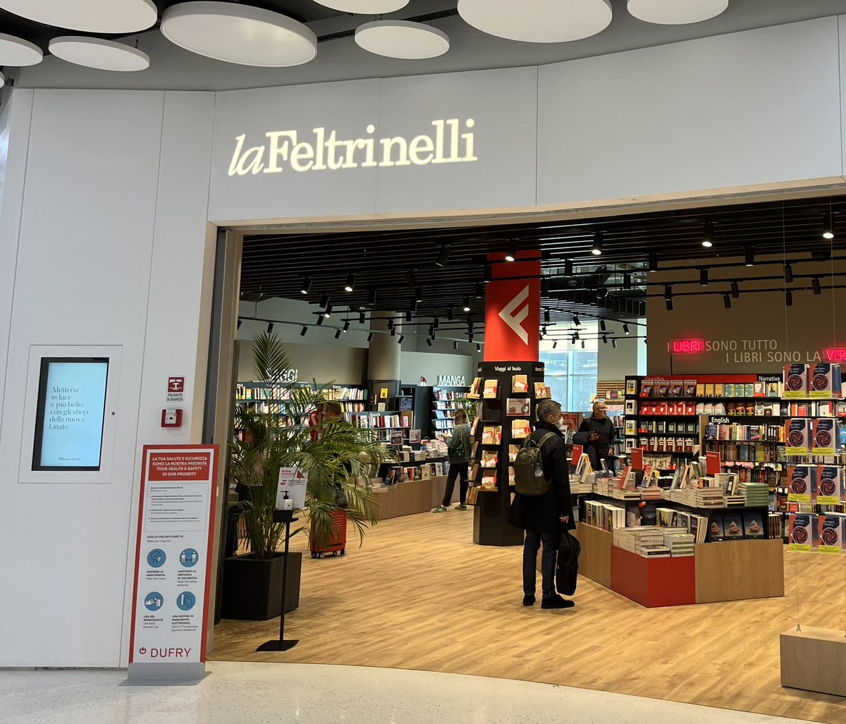sergiomande's tweet photo. @LaFeltrinelli effettuo acquisto nel vs store a Linate:chiedo di caricare punti sulla mia F Card e mi viene risposto che non é possibile perché trattasi di un PV ‘Hudson’: un po’ poco ‘loyal’ per un cliente fedele, sicuramente pratica non trasparente,vero @antitrust_it? https://t.co/tX2OoBQmA3