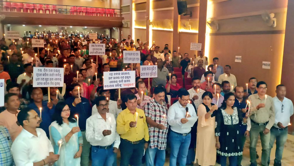 Ganjamohcef's tweet photo. ଆମରି ହାତରେ ଓଡ଼ିଶାର ସ୍ବାସ୍ଥ୍ୟ। We fight for the Rights-OHCEF, Ganjam creating mass Voice for the regularisation of all Contractual NHM employees.  #ohcef 
@CMO_Odisha @SecyChief @rdmodisha @IPR_Odisha @MoSarkar5T @GovernorOdisha @FdOdisha @otvkhabar @kanak_news @HFWOdisha https://t.co/wIQbo7nebR