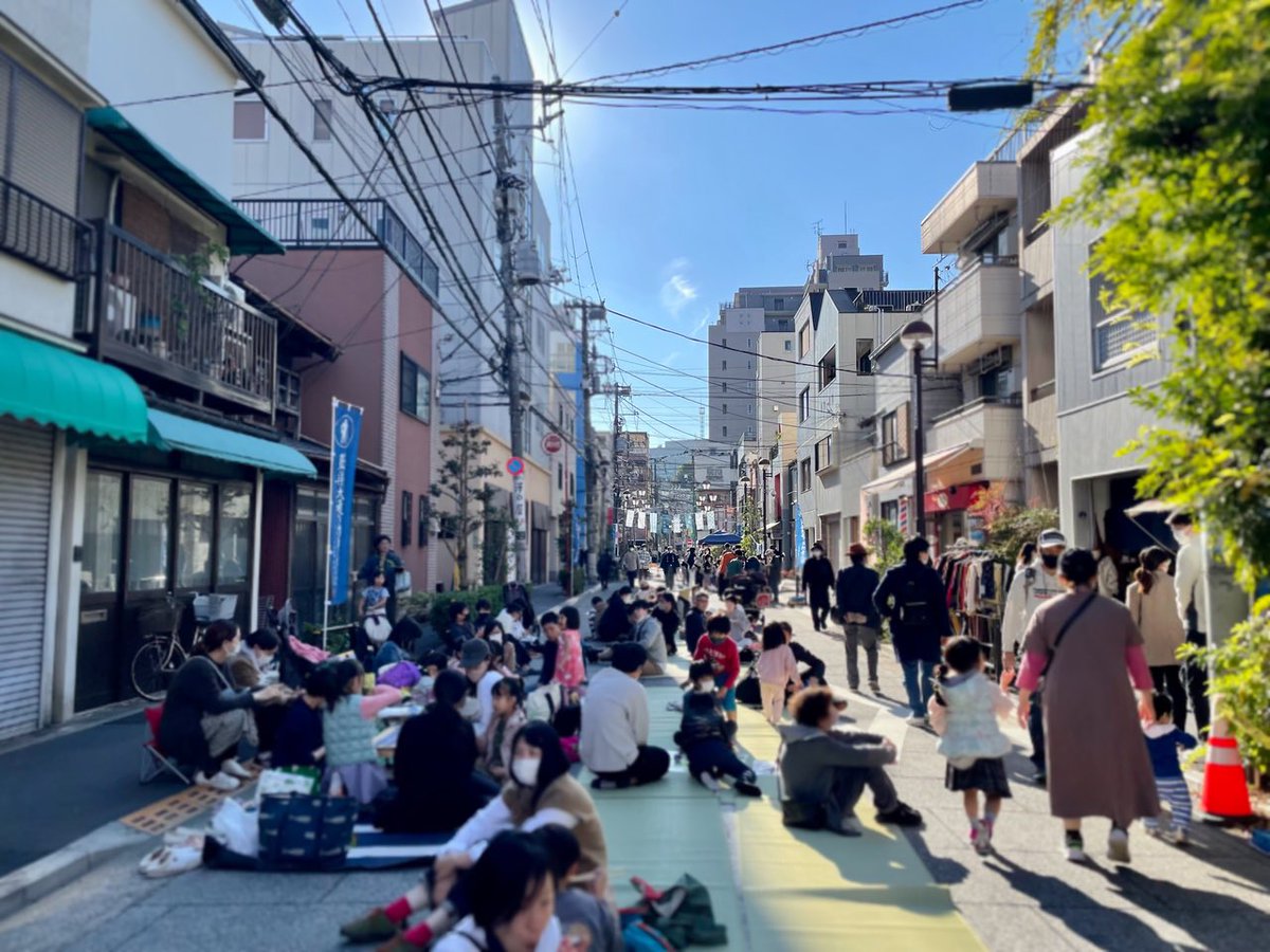 s_b_yanesen's tweet photo. 改めて #藍染大通り #歩行者天国50周年 おめでとうございます！

#持ち寄り路上ピクニック ではゴザや畳の上で子どもも大人も犬もみんな楽しそうで、本当に素敵なイベントでした。
運営の方々(@aisome50th)や携わる方々、お疲れ様でした！

これからのホコ天も楽しみです🚶

#谷根千 #根津 #散歩 https://t.co/QeZeq19mS1