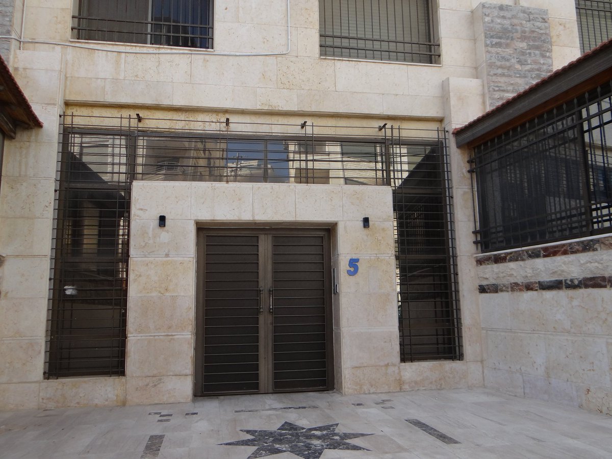 Jawareer's tweet image. شقة فاخرة للإيجار في #الرابية 
281 متر مربع
٤ غرف نوم (2 ماستر)
غرفة خادمة مع حمام
صالون وسفرة 
غرفة معيشة 
حمام ضيوف
تكييف مركزي للصالونات والمعيشة 
برنده غربية كبيره مع اطلالة رائعة 
الشقة سكنت لعامين فقط 
عمر البناء ٥ سنوات
مطبخ جديد راكب 
كراج خاص 
طابق اول
12000 دينار / سنوي