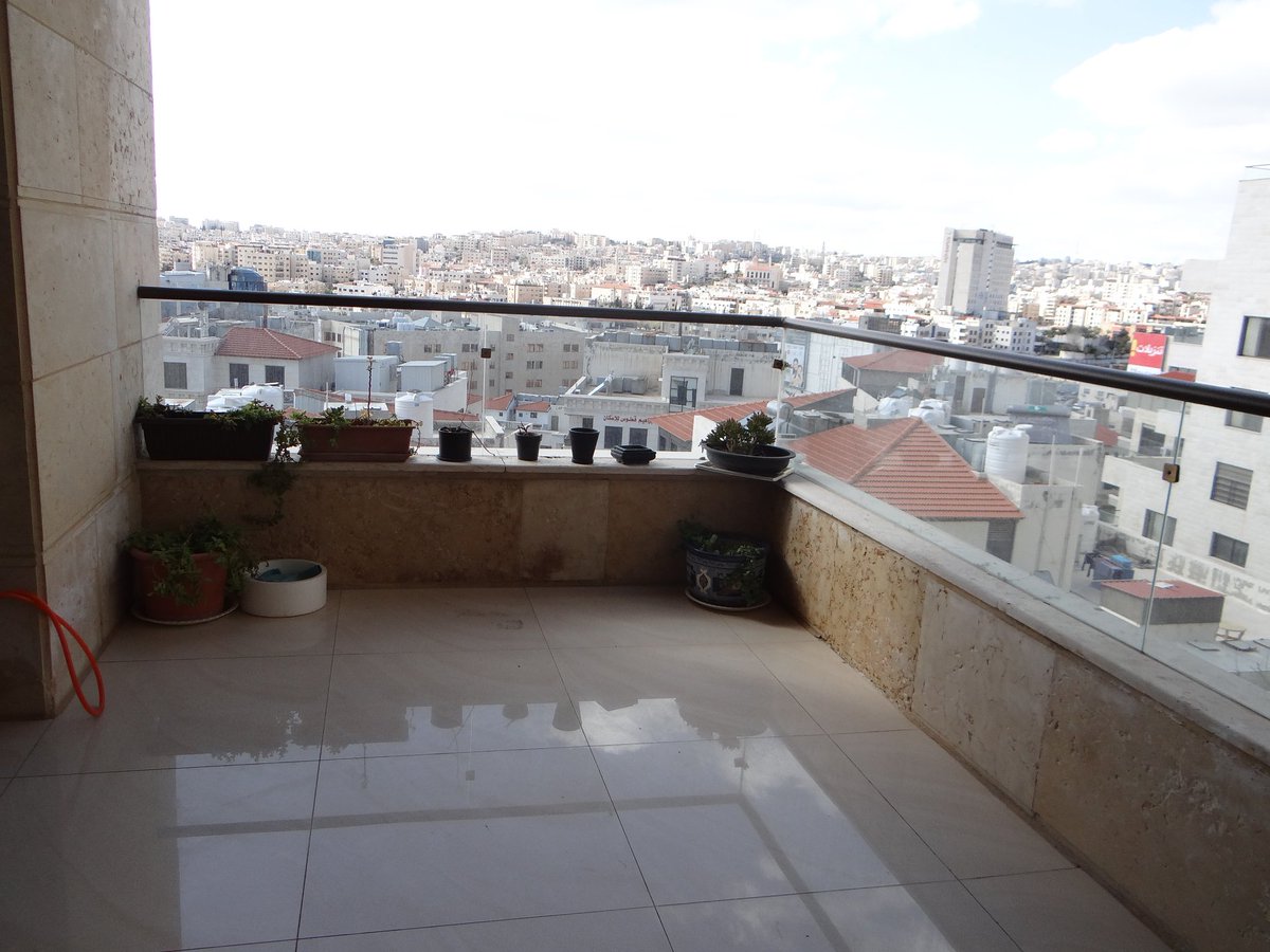 Jawareer's tweet image. شقة فاخرة للإيجار في #الرابية 
281 متر مربع
٤ غرف نوم (2 ماستر)
غرفة خادمة مع حمام
صالون وسفرة 
غرفة معيشة 
حمام ضيوف
تكييف مركزي للصالونات والمعيشة 
برنده غربية كبيره مع اطلالة رائعة 
الشقة سكنت لعامين فقط 
عمر البناء ٥ سنوات
مطبخ جديد راكب 
كراج خاص 
طابق اول
12000 دينار / سنوي