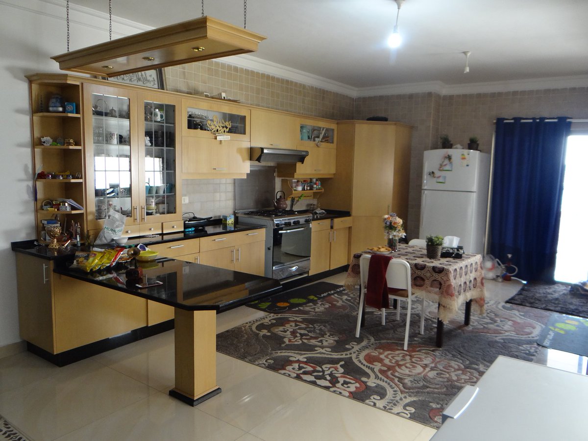 Jawareer's tweet image. شقة فاخرة للإيجار في #الرابية 
281 متر مربع
٤ غرف نوم (2 ماستر)
غرفة خادمة مع حمام
صالون وسفرة 
غرفة معيشة 
حمام ضيوف
تكييف مركزي للصالونات والمعيشة 
برنده غربية كبيره مع اطلالة رائعة 
الشقة سكنت لعامين فقط 
عمر البناء ٥ سنوات
مطبخ جديد راكب 
كراج خاص 
طابق اول
12000 دينار / سنوي