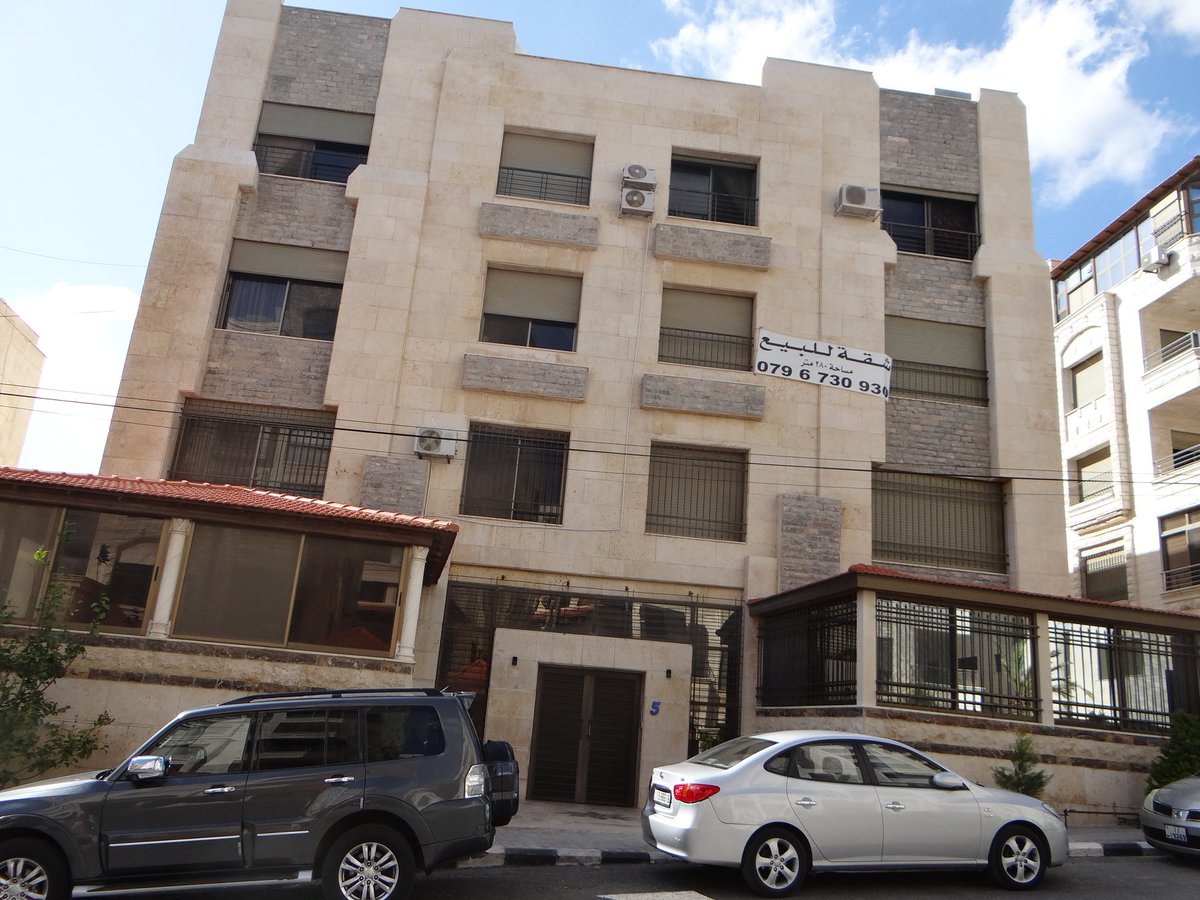 Jawareer's tweet image. شقة فاخرة للإيجار في #الرابية 
281 متر مربع
٤ غرف نوم (2 ماستر)
غرفة خادمة مع حمام
صالون وسفرة 
غرفة معيشة 
حمام ضيوف
تكييف مركزي للصالونات والمعيشة 
برنده غربية كبيره مع اطلالة رائعة 
الشقة سكنت لعامين فقط 
عمر البناء ٥ سنوات
مطبخ جديد راكب 
كراج خاص 
طابق اول
12000 دينار / سنوي