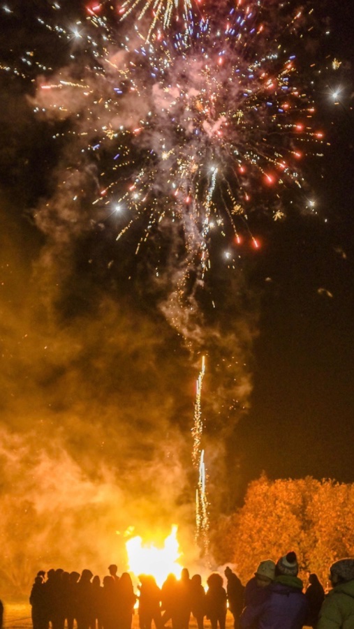 Beautiful fireworks last night! Stayed up till midnight watching them. It was very romantic. ☺️