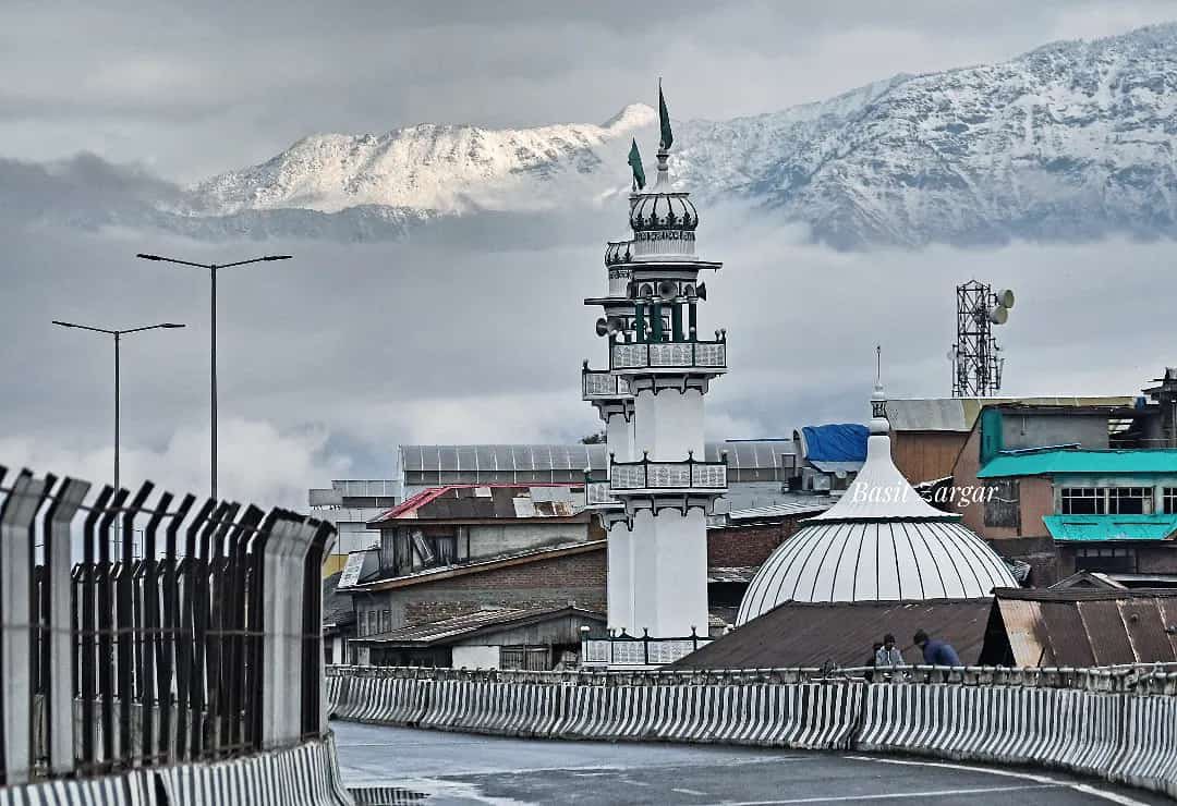 DrSuneem's tweet photo. Frosty #Srinagar morning with a magnificent view of #snow covered peaks surrounding the City. 

Photos:: @basiitzargar https://t.co/xX7HHvhuRq