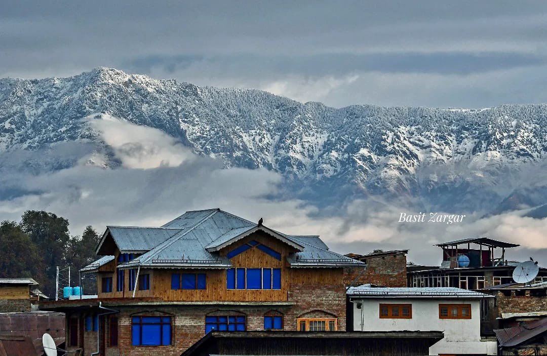 DrSuneem's tweet photo. Frosty #Srinagar morning with a magnificent view of #snow covered peaks surrounding the City. 

Photos:: @basiitzargar https://t.co/xX7HHvhuRq