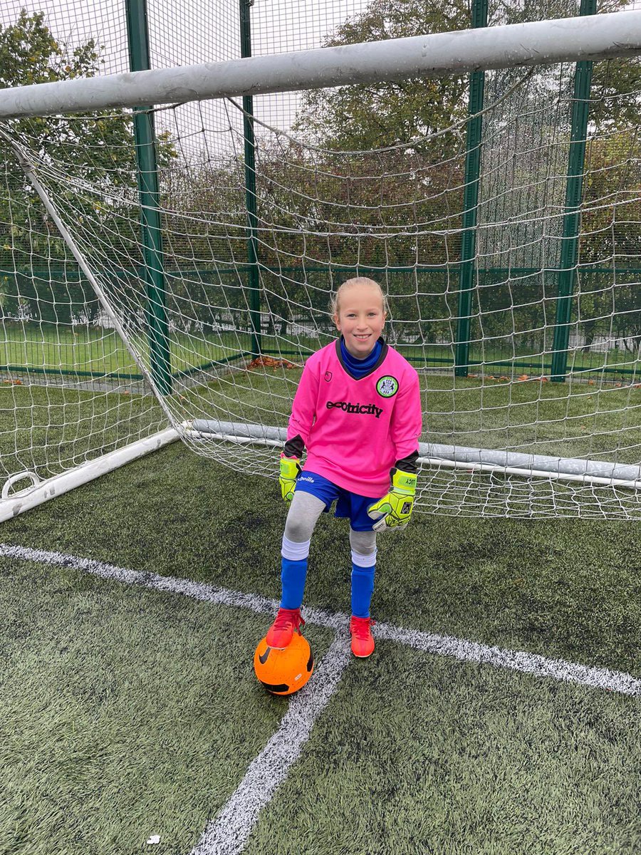 stacyEnaylor's tweet photo. Proud mum this morning @whatlucyferdoes kept a clean sheet. Channeling her inner @AlfieBurnett17 @Lukemcgee1 and @lewis_thomas97 and wearing @GkMonte and getting her clean sheet bonus off @Horridlittleref #keeper #cleansheet #10pound https://t.co/ABs1hkLL3L