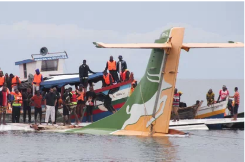 nuevodiaenlinea's tweet photo. #NuevoDíaFalcón | ✅ Al menos tres personas murieron hoy después de que un avión de la aerolínea #Tanzana Precision Air se estrelló este #6Nov en el #LagoVictoria #Mundo
Más información: https://t.co/hmqx2iV7Tw https://t.co/juv8fj14Hb