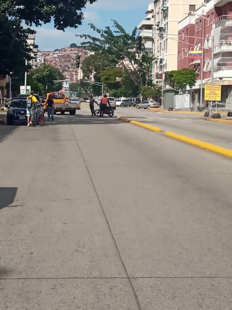 10:38am #AHORA #Caracas #TuPitazo | Las autoridades de tránsito están desviando a los vehículos por las calles transversales cercanas de dónde ocurrió el #accidente. Ya en lugar se encuentra el cuerpo de <a href="/BomberosUCV/">.</a> #6nov - vía infociudadana Bertha Mirabal