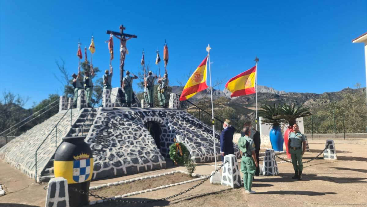 COMGECEU_ET's tweet photo. Ayer #SábadoLegionario en el Acuartelamiento García Aldave protagonizado por el #TERLEG2 de la @COMGECEU_ET con descubrimiento de un mosaico conmemorativo del V Encuentro Nacional de HHCC vinculadas a #La Legión
@MCANA_ET 
@EjercitoTierra
@GobiernodeCeuta 
@DGobiernoCeuta https://t.co/x2wo8lV09J