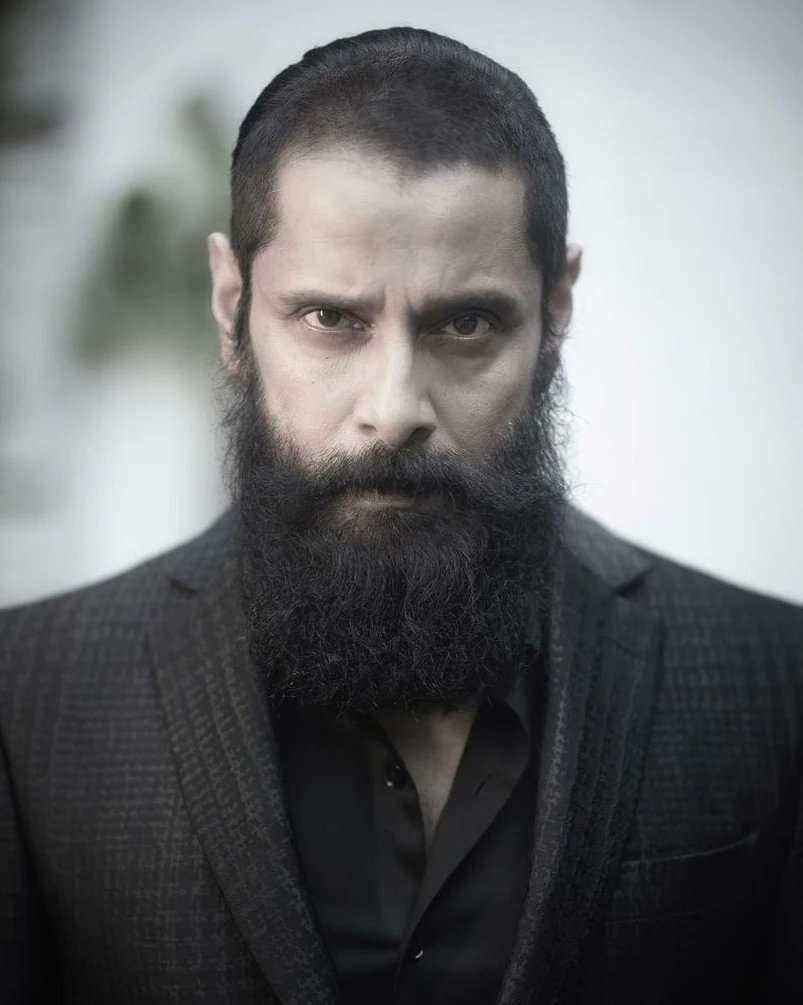 behindwoods's tweet photo. Stunning Look of #ChiyaanVikram 🔥 https://t.co/ta7RI2nUz1