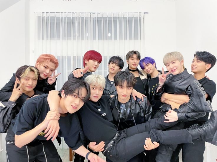 pelucheeees's tweet photo. Vamos seguir apoyandolos sin importar que!#StayStrongOmegaX
#์ค๋ฉ๊ฐ์์ค_ํ๋ด์
#ProtectOMEGA_X https://t.co/7nZNxesic4