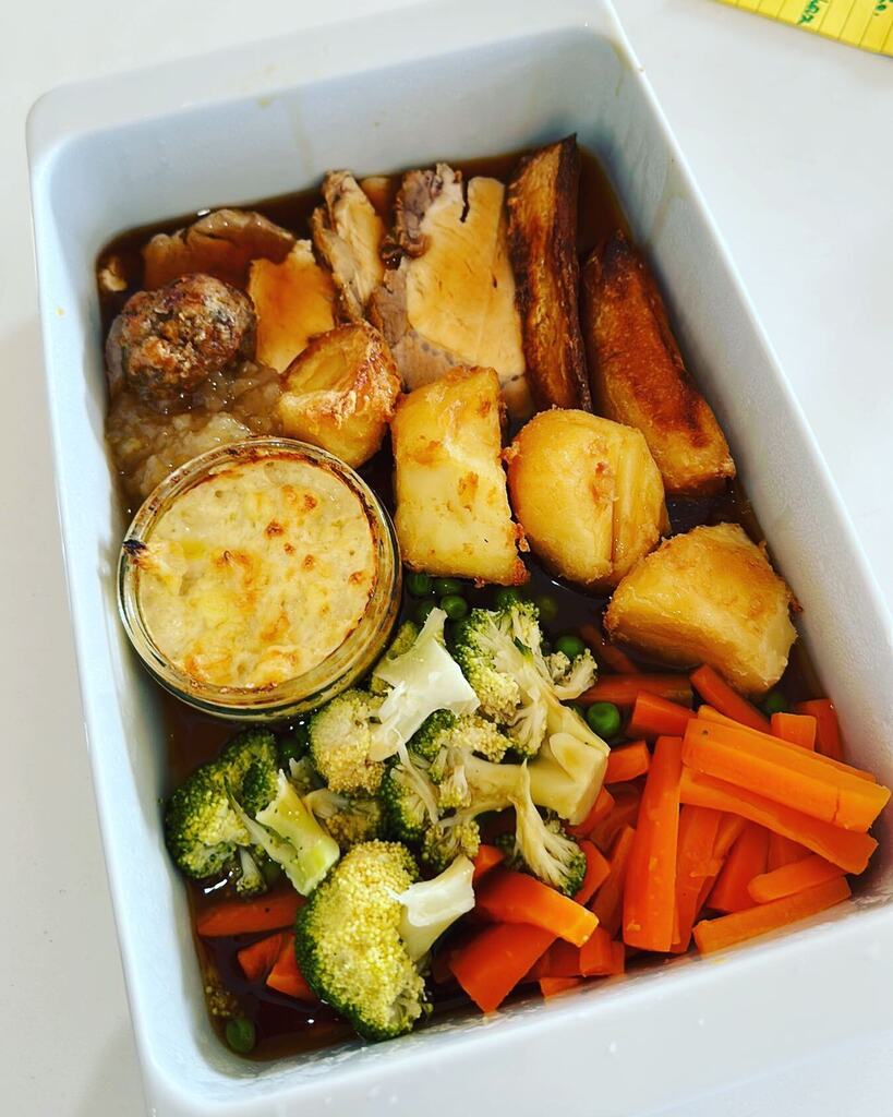 mjnewham's tweet photo. Just picked up my lovely Sunday roast from @dimbolatearoom yum. https://t.co/PYaUlxwESo https://t.co/TtkdHTEEht