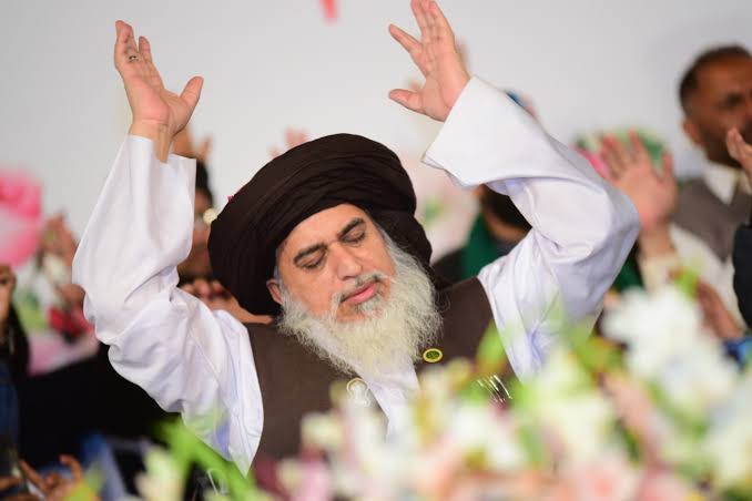 MeerHamza21's tweet photo. ہر روز ہم  عشقِ احمد میں یوں رات گزارا کرتے ہیں
 دنیا تو مزے سے سوتی ہے ہم ان کو پکارا کرتے ہیں 
Miss U Baba Jani💔😭

#فیض_آبادکادردقیامت_تک_رہےگا https://t.co/0F5lPczAKV