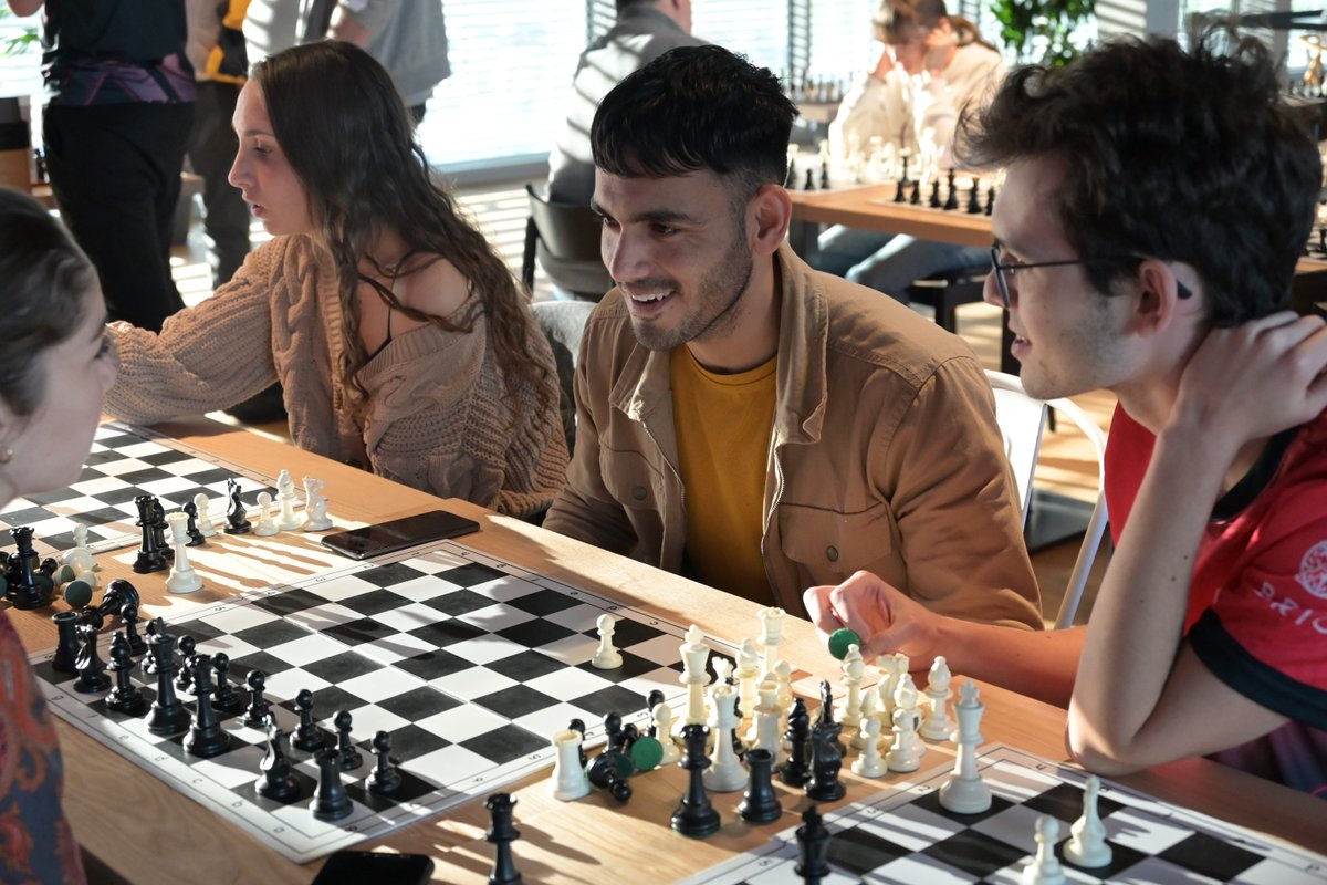 lausanneesports's tweet photo. 🏟️ | #FestiGames
Le stand #FestiChess prévoit une partie simultanée sur les échecs ♟️
Venez tenter votre chance face à un champion 😎
Rendez-vous au stand #FestiChess https://t.co/y1u00QtBbb