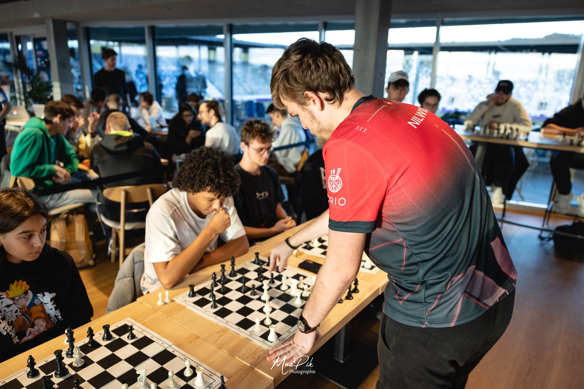 lausanneesports's tweet photo. 🏟️ | #FestiGames
Le stand #FestiChess prévoit une partie simultanée sur les échecs ♟️
Venez tenter votre chance face à un champion 😎
Rendez-vous au stand #FestiChess https://t.co/y1u00QtBbb