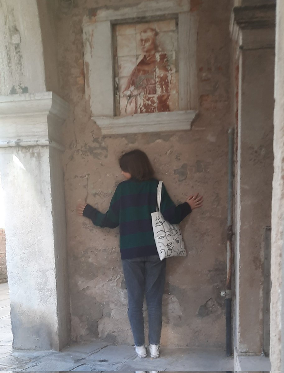 eLpoepetaH's tweet photo. why are you            the wall:
hugging a wall? https://t.co/VO8nxjNaoY