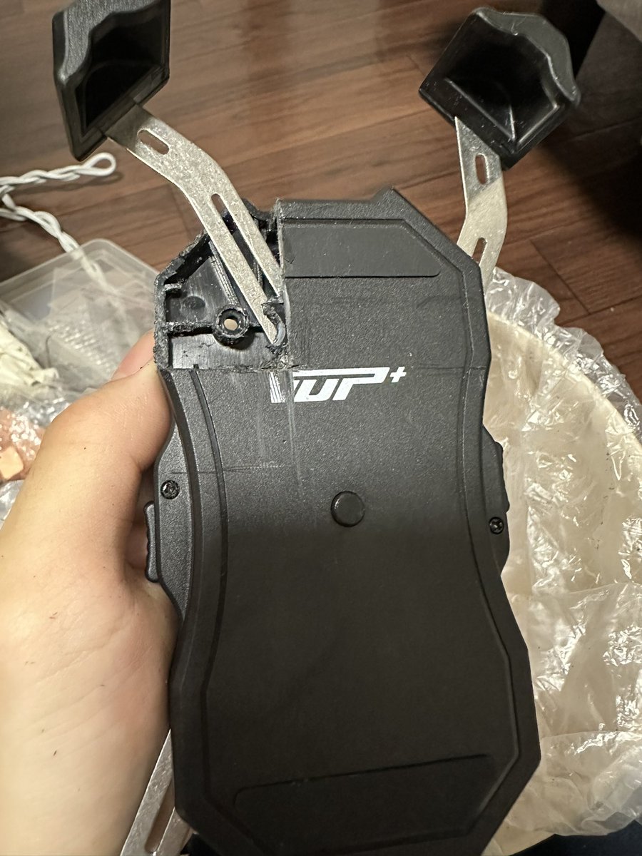 sho521k's tweet photo. iPhone14Proカメラ大きすぎて浮いちゃって固定されないから頑張って削った！
あ https://t.co/4wtTiDW4F2