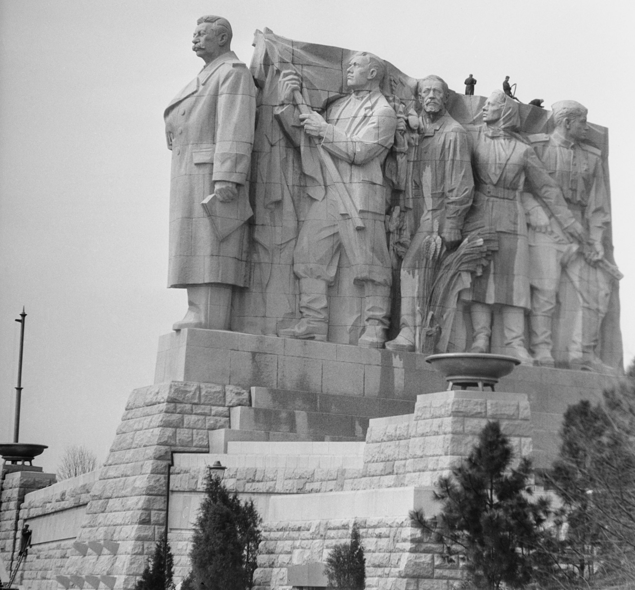 Ian Willoughby on Twitter "The demolition of Prague’s Stalin statue